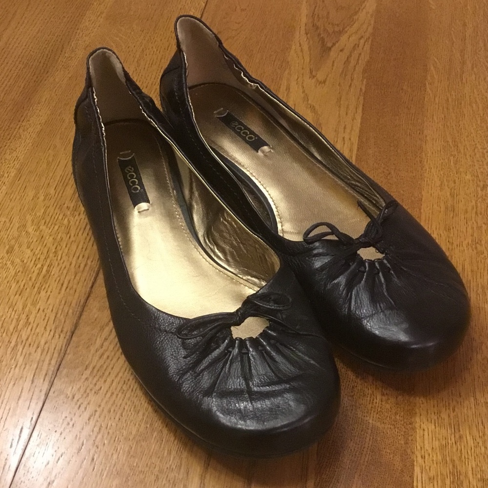 Woman’s Ecco black flat with inside 1/2 heel. Size 41 leather uppers. Front tie.